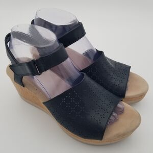 Clarks Collection Cammy Glory Ankle Strap Black Leather Wedge Sandal Women's 8.5